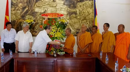 阮善仁同志向茶荣省爱国僧侣团结委员会赠送礼物。（图片来源：VOV）