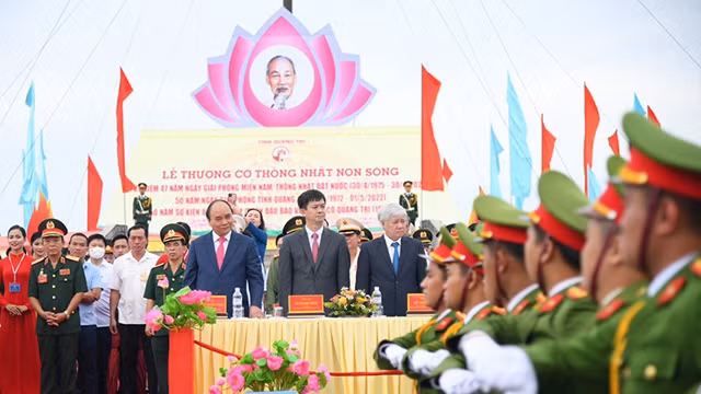国家主席阮春福出席庆祝南方解放、国家统一47周年升旗仪式。