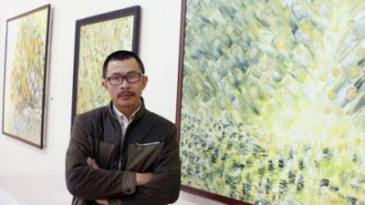 手绘画家武郑辩和他的作品。（图片来源：《人民报》）