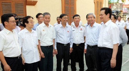 阮晋勇总理与海防市选民们。（图片来源：人民报网）
