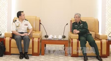 阮志咏上将会见日本驻越南大使馆武官希德敬太郎大校。（图片来源：越通社）