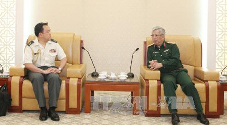 阮志咏上将会见日本驻越南大使馆武官希德敬太郎大校。（图片来源：越通社）