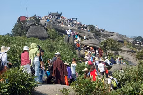 每逢安子庙会，数百万游客慕名前来参观。