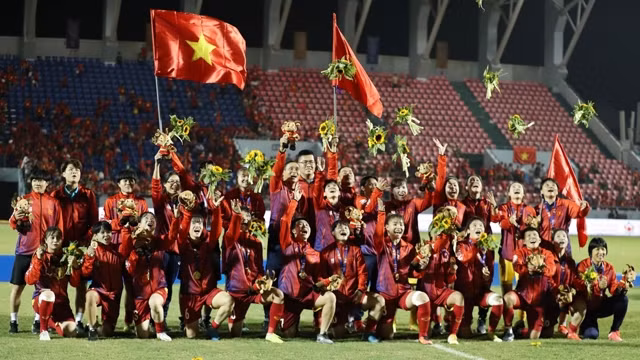越南女足队合影留念。