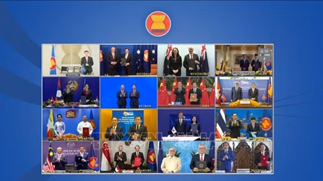 东盟与中国、日本、韩国、澳大利亚和新西兰于2020年11月15日在第37届东盟峰会上签署了《区域全面经济伙伴关系协定》。