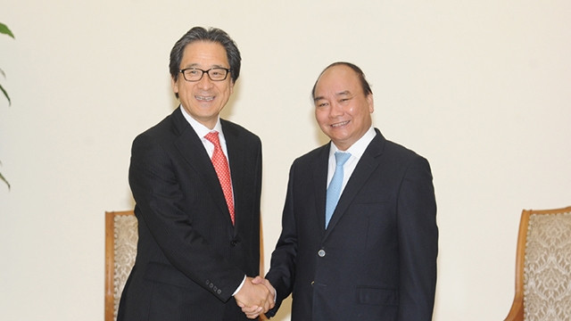 阮春福总理会见日本贸易振兴机构理事长石毛博行。（陈海 摄）