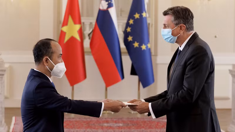 越南驻斯洛文尼亚大使阮忠坚向斯洛文尼亚总统博鲁特·帕霍尔递交国书。（图片来源：国际报）