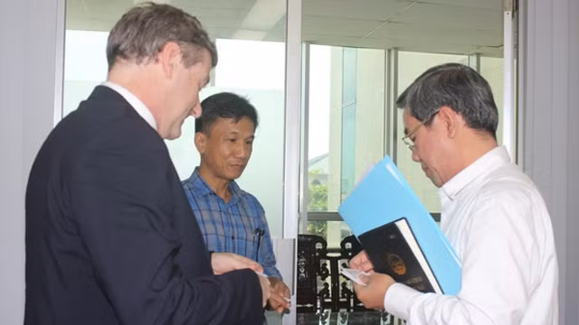 同奈省人民委员会副主席阮国雄会见泰国暹罗城水泥集团领导。（图片来源：同奈网报）