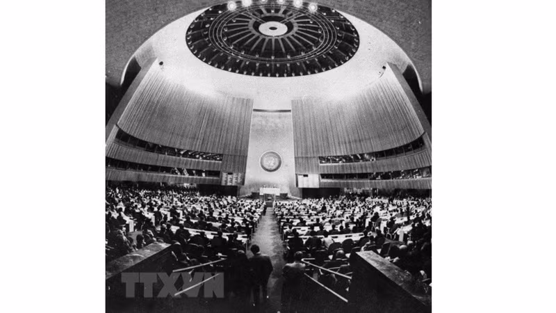 1977年9月20日，在美国纽约召开的第32届联合国大会通过决议，接受越南为联合国成员国。