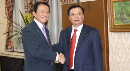 越南财政部长丁进勇会见日本财务大臣麻生太郎。（图片来源：越通社）