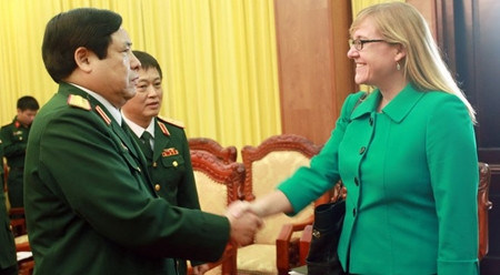 冯光清大将会见希尔莱特女士。