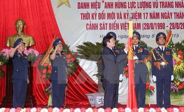 越南国家主席张晋创向越南海警司令部授予新时期人民武装力量英雄称号。（图片来源：越通社）