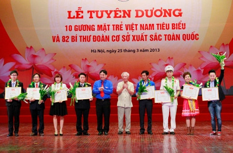 胡志明共青团中央委员会第一书记阮得荣向10名优秀青年授予“2012年越南模范青年”奖项。
