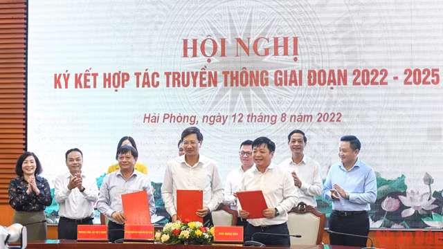 越南海防市人民委员会与《人民报》社和越南通讯社2022-2025年传媒合作协议签字仪式。