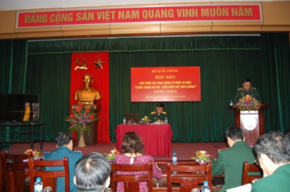 国防部在河内举行介绍“河内——空中奠边府胜利”40周年的相关纪念活动的记者招待会。