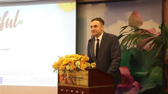 波兰驻越南大使馆临时代办马切伊•杜申斯基在交流会上发言。