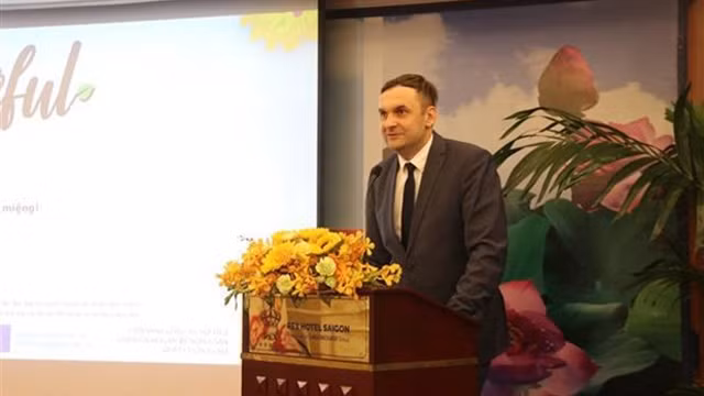 波兰驻越南大使馆临时代办马切伊•杜申斯基在交流会上发言。