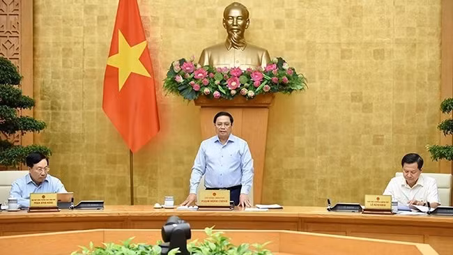 越南政府总理范明正8月3日以线上线下相结合方式主持召开2022年7月政府例行会议。