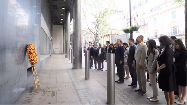 在伦敦新西兰馆举行的献花仪式。