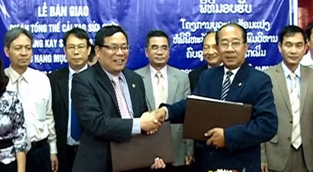 老挝凯山•丰威汉博物馆修缮改造项目移交签订仪式现场。（图片来源：越通社）