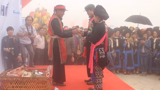 拜堂——越南莱州省缝瑶族人婚礼中的重要仪式 。（图片来源：越南之声）