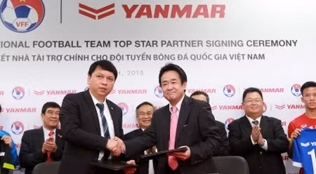 越南足协秘书长黎怀英和日本洋马集团代表在签字仪式上握手。（图片来源：《年轻人报网》）