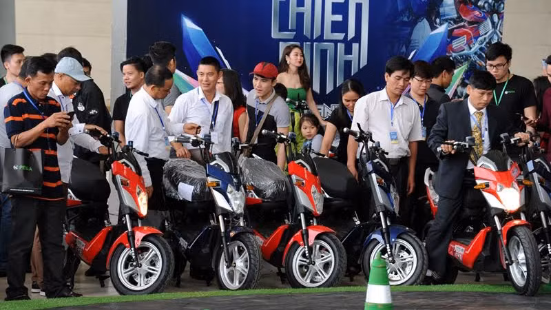 游客前来参观试用电动车。（陈海 摄）