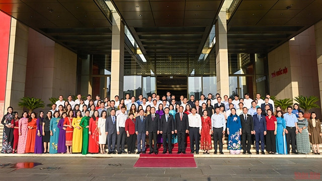越南国会主席王廷惠以及国会领导代表与青年国会代表小组。（维灵 摄）