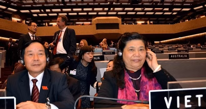 越南国会副主席丛氏放10月14日出席各国议会联盟第131届大会全体会议。