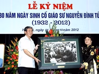 丁世兄同志向阮廷思同志家属赠送礼物。 (Photo: 图片来源：越通社)