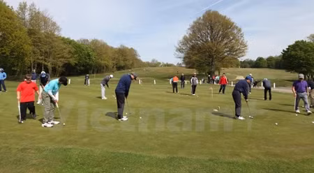 旅英越南人举行“慈善高尔夫球日”。（图片来源：越通社）