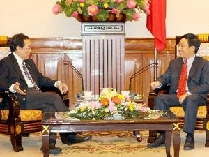 新加坡外交部常任秘书比拉哈里·考西坎（Bilahari Kausikan）拜会了越南外交部长范平明。