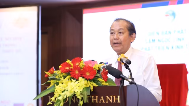 张和平副总理在论坛上讲话。