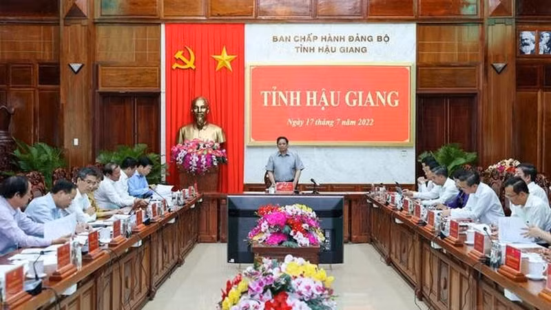 范明正总理与后江省委常委会举行工作会谈。