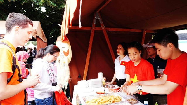 向国际友人介绍越南传统佳肴。（图片来源：越通社）