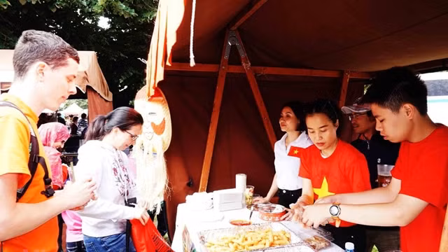 向国际友人介绍越南传统佳肴。（图片来源：越通社）