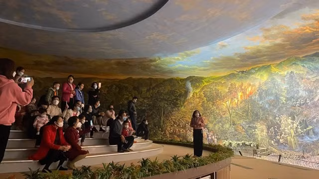 游客参观奠边府历史胜利博物馆。