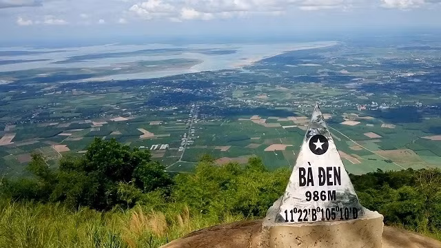 西宁省黑婆山。