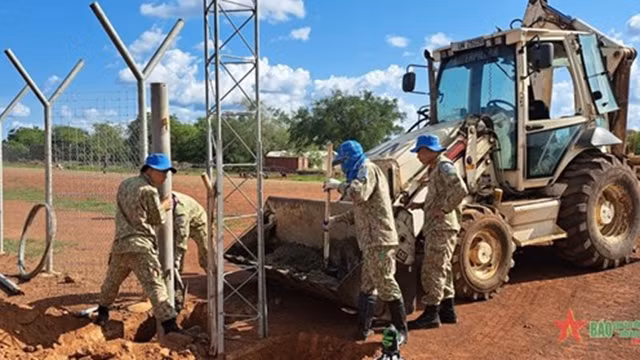 防护围栏施工现场。（图片来源：《人民军队报》）