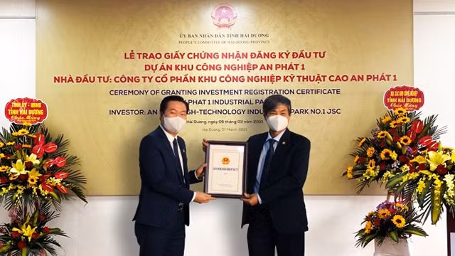 海阳省领导向一号安发工业区发放投资许可证。