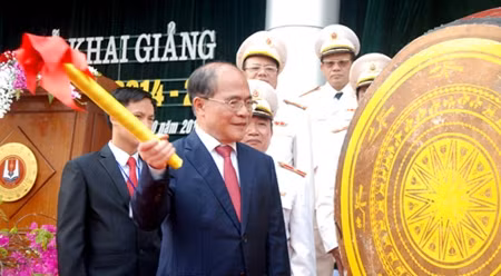 越南国会主席阮生雄出席人民警察学院开学典礼。