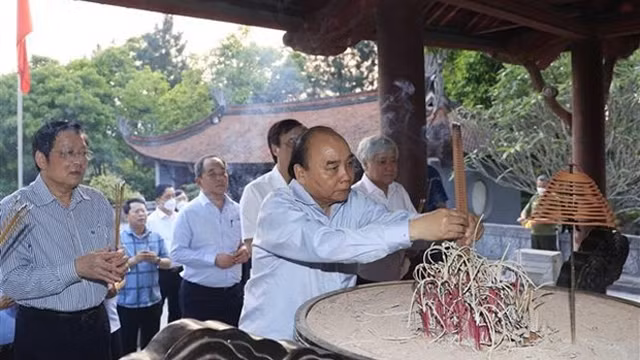 越南国家主席阮春福向鸥姬国母和雒龙君国祖敬香。