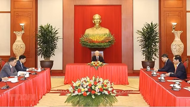 阮富仲总书记在党中央总部与印度尼西亚总统佐科·维多多通电话。（图片来源：越通社）