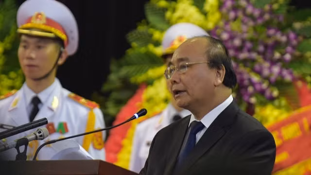 阮春福在追悼会上致悼词。