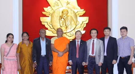 双方代表合影留念。（图片来源：越南共产党电子报）