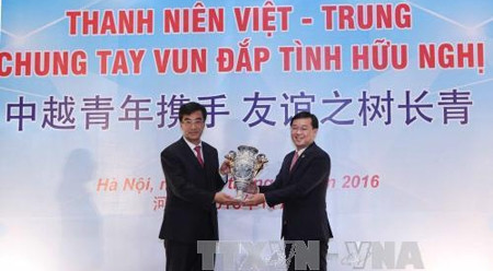 胡志明共青团中央书记处书记阮玉良与中国共青团中央书记处第一书记秦宜智。（图片来源：越通社）
