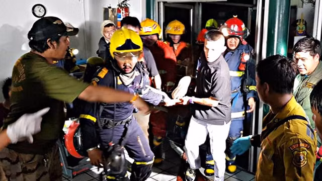 泰国警方开展救助工作。（图片来源：青年报）