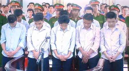 接受法律制裁的10名被告人。（图片来源：法律与生活报）