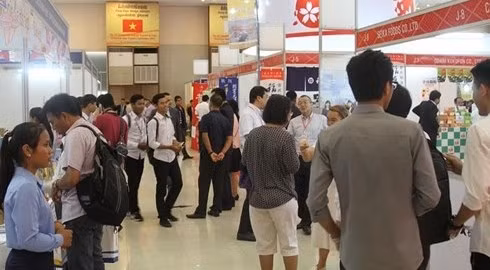 越南展位吸引众多人的关注。（图片来源：VOV）