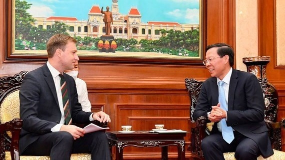 胡志明市委副书记、市人民委员会主席潘文买见白俄罗斯新任驻胡志明市总领事鲁斯兰·瓦兰库。（图片来源：越通社）